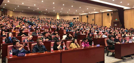 世界人工智能权威贾斯汀•卡塞尔在中国重汽开讲