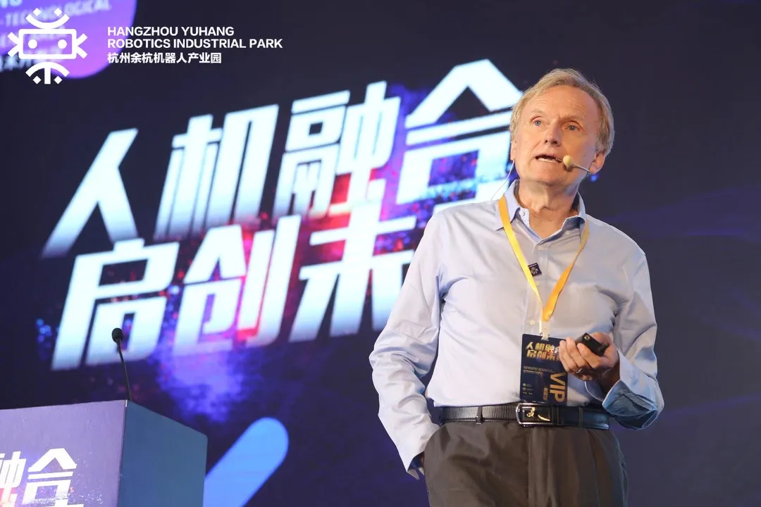 皮埃罗·斯加鲁菲现身杭州机器人产业发展大会